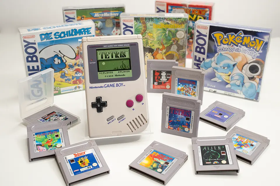 Sammlung originaler Game-Boy-Spiele mit Konsole, Modulen und Verpackungen