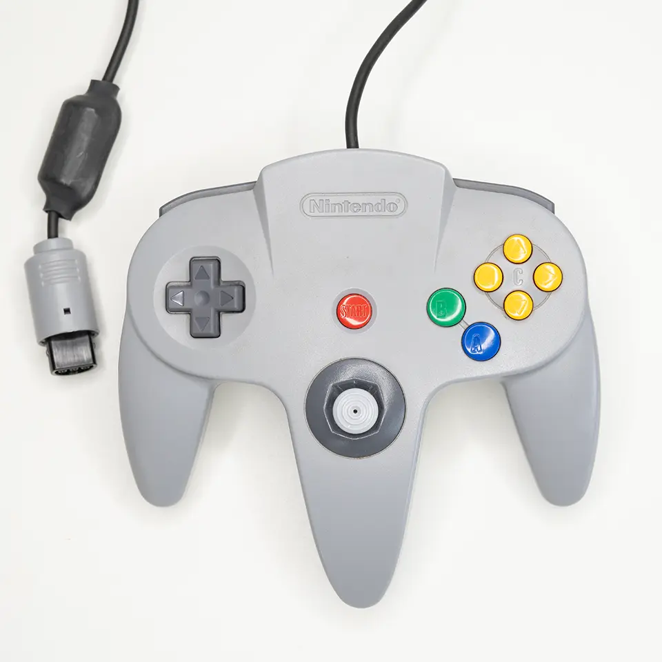 Originaler Nintendo 64 Controller in Grau mit Steuerkreuz, Analogstick und bunten Tasten