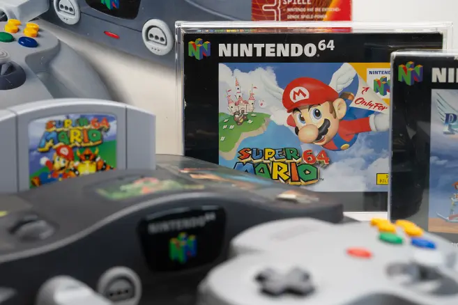 Nintendo 64 Spiele-Setup mit Super Mario 64 im Fokus, Nahaufnahme mit Controller im Vordergrund