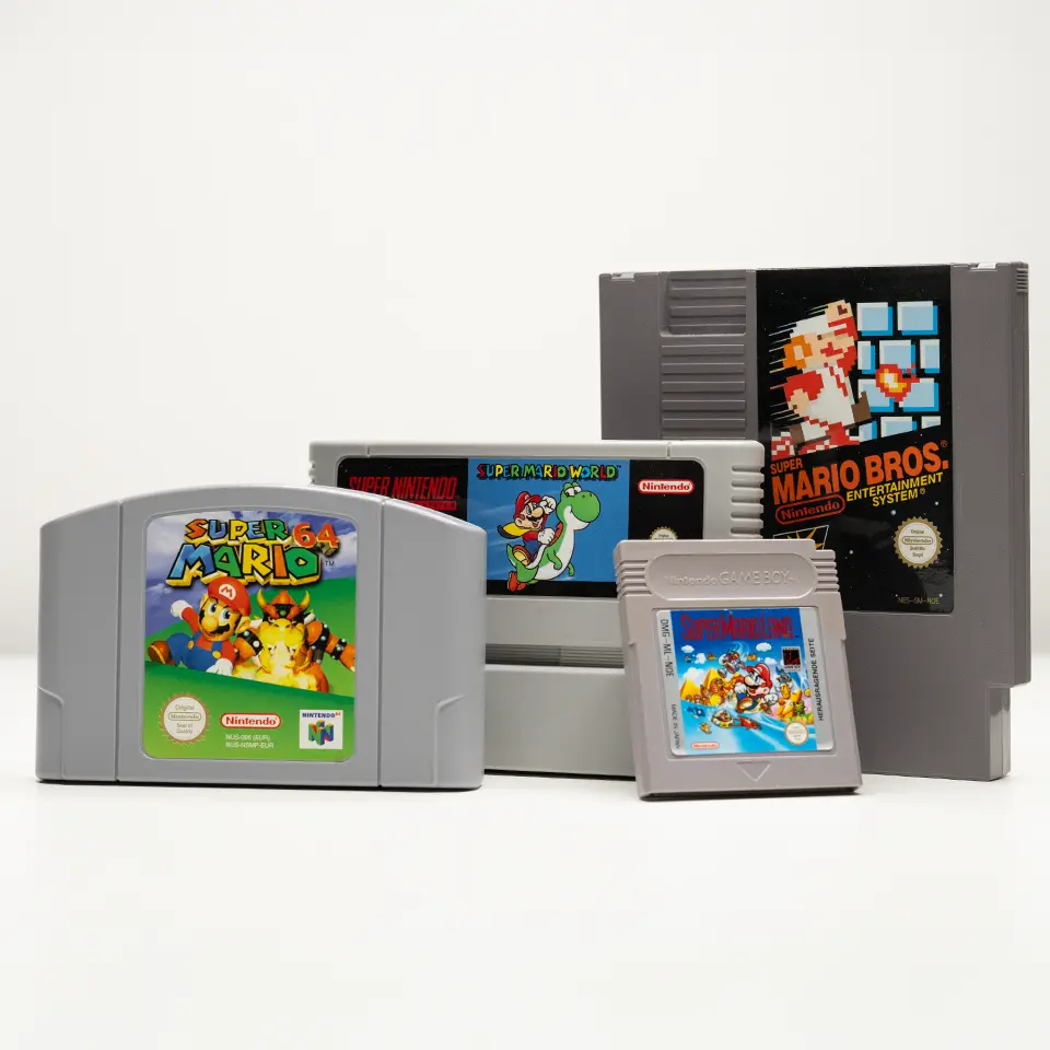 Mehrere originale Nintendo-Module, darunter Spiele für NES, SNES, Game Boy und Nintendo 64, aufgereiht in einer Sammlung