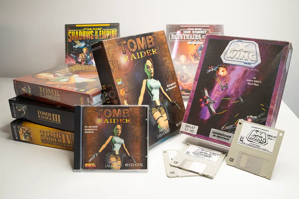 Originale PC-Spiele der 90er Jahre in Big-Box-Verpackungen, darunter Tomb Raider, Wing Commander und The Sims