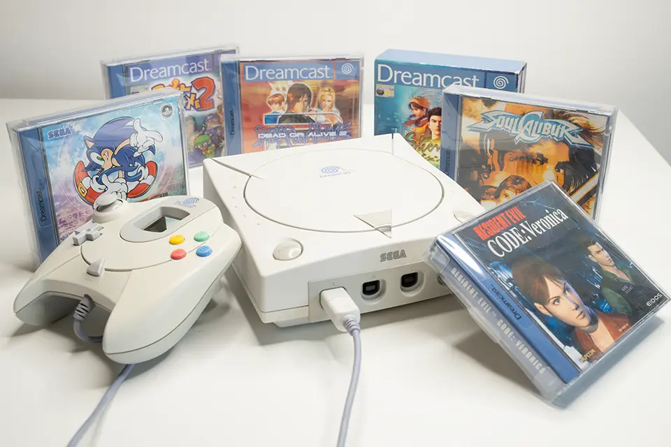 Sega Dreamcast Konsole mit Original-Controllern und Spielen wie Shenmue und Soulcalibur