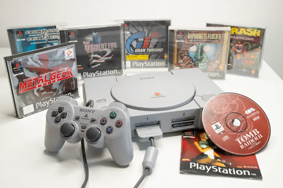 Sony PlayStation Konsole mit originalen Spielen wie Tomb Raider, Final Fantasy VII und Tekken 3