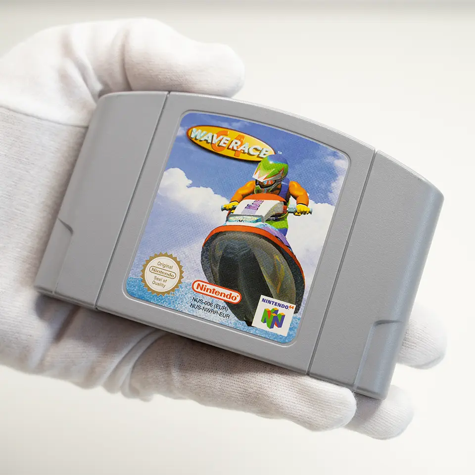 Nintendo 64 Spielmodul „Wave Race 64“ wird mit Handschuhen gehalten
